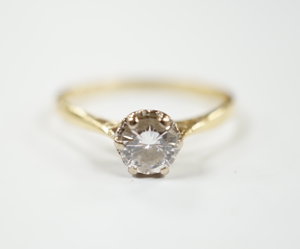 A modern 18ct gold and illusion set solitaire diamond ring, size M/N, gross weight 2.1 grams.